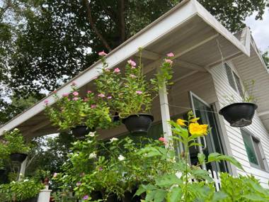 Reun suphan riverside resort