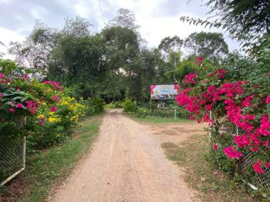 Reun suphan riverside resort