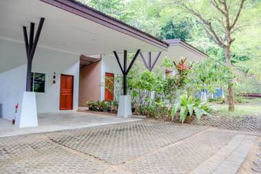 Vaccinated Staff - OYO 943 Siva Buri