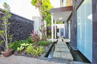 Villa U - Beachfront Haven