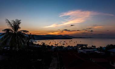 The Beach House Apartment-Sea Views Jacuzzi Pool