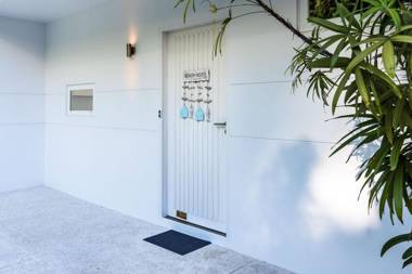 The Beach House Apartment-Sea Views Jacuzzi Pool