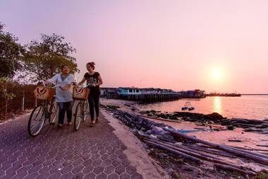 Kroque Boutique & Bistro