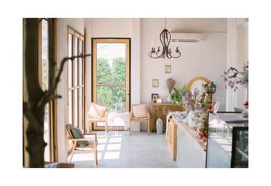 White Wall Riverfront Hotel