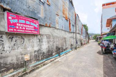 Vaccinated Staff - OYO 885 You And Me House