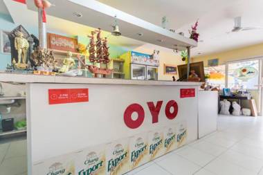 Vaccinated Staff - OYO 885 You And Me House