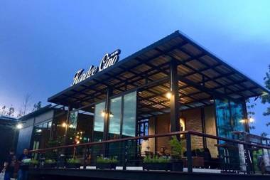 Kondee Cino Cafe and Glamping
