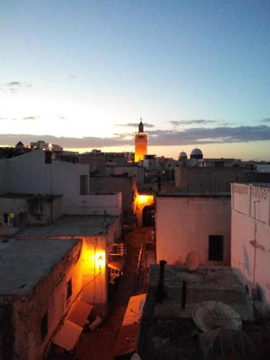 2 bedrooms appartement with terrace and wifi at Tunis 4 km away from the beach