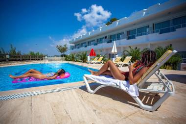 Side Beach Club & Hotel
