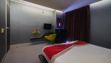 Vernazza Suites Hotel