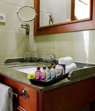 GLK PREMIER The Home Suites & Spa