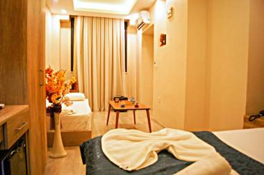 Destinia Pera Suites