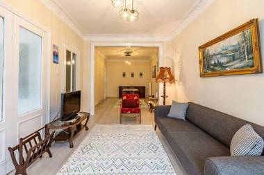 Charming 3 BR Apartment  In Kadikoy