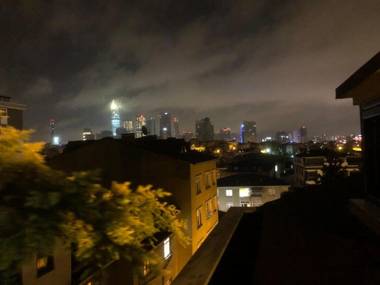 A room with a terrace in the center of atasehir