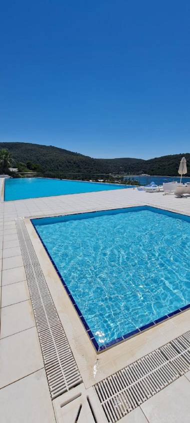 Amazing Flat w/ Shared Pool near Beach in Milas