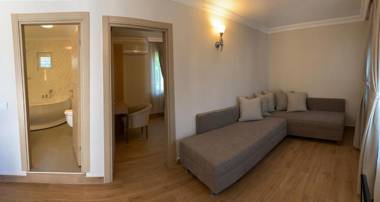 Moonshine Hotel & Suites