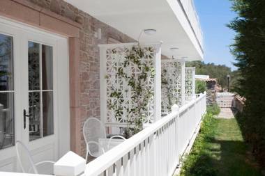 Cunda Pur Beyaz Hotel