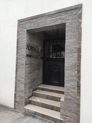 HADRIAN APART HOTEL AND HOSTEL