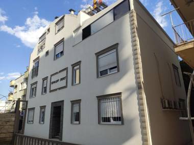 HADRIAN APART HOTEL AND HOSTEL