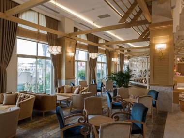 Side Crown Charm Palace Ultra All Inclusive