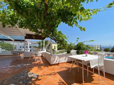 Four Seas Apart Hotel