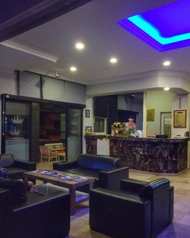 Cleopatra King Apart