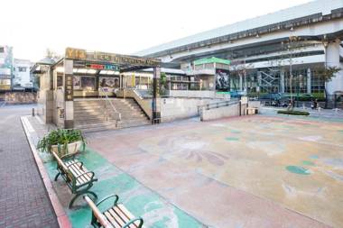 Old Door Hostel & Bar