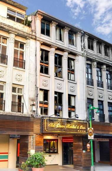 Old Door Hostel & Bar