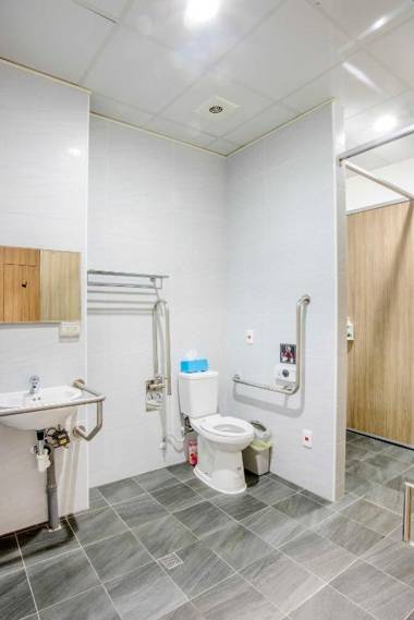 Old Door Hostel & Bar