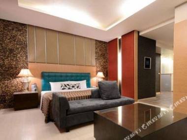 Flower Country Motel - Lian Tan