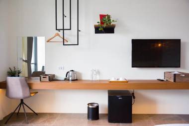 Hu An--The Lakeside House