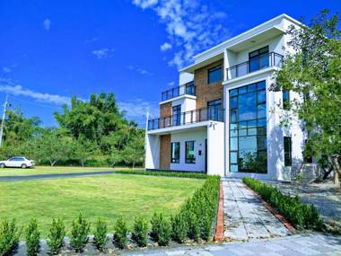 Yellow Pui & Railway Inn