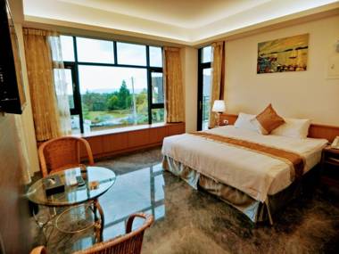 Yellow Pui & Railway Inn