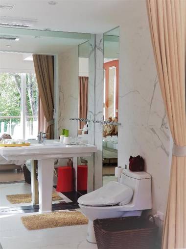 Around The Tree Manor