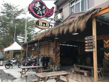 DongHe Hostel & Surf Shop