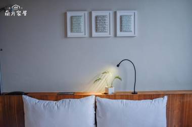 Old School Nanfunhouse Hotel