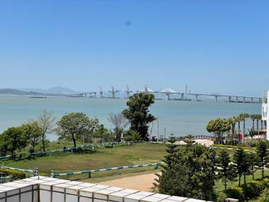 Breeze & Waves A Seaside Inn