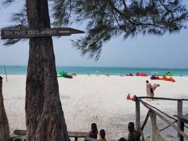 Baraka Aquarium Bungalows