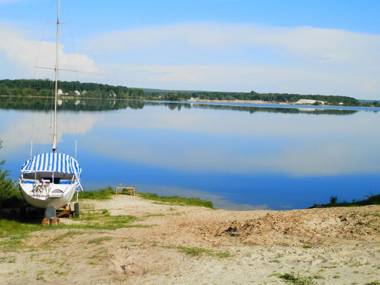 Studio Suite near Lake with Jacuzzi