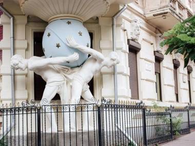 Apartment in the city center in the house with Atlantes