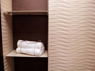 Apartment in the city center in the house with Atlantes