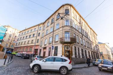 8 Svyatoho Teodora Square Apartments