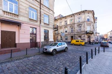 8 Svyatoho Teodora Square Apartments