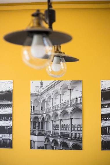 Miskevycha Square Apartment- 2 minutes to the Opera House and Market Square