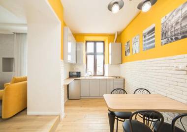 Miskevycha Square Apartment- 2 minutes to the Opera House and Market Square