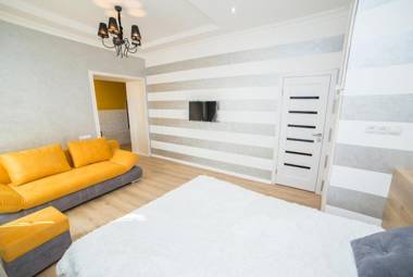 Miskevycha Square Apartment- 2 minutes to the Opera House and Market Square