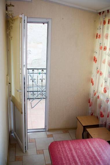 Біля цирку (Near the circus)