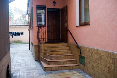 Біля цирку (Near the circus)