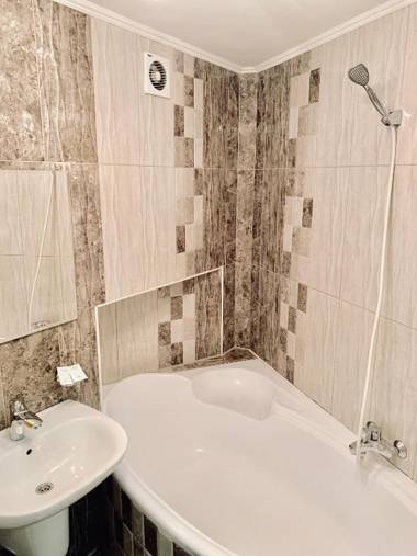 Апартаменти з 2-ма ізольованими спальнями і балконом в центрі Львова