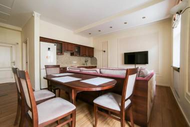 Апартаменти з балконом (2 ізольовані спальні) в центрі Львова